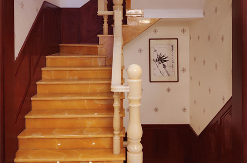 文教镇中式别墅室内汉白玉石楼梯的定制安装装饰效果